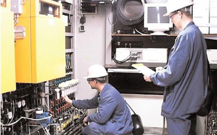 儀表工在現場進行儀表維修-http://m.028cx.com/tech/1194.html